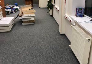 Монтаж ковровой плитки на клей